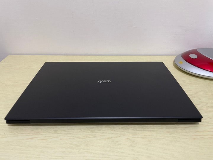 LG gram曜石黑16吋開箱分享