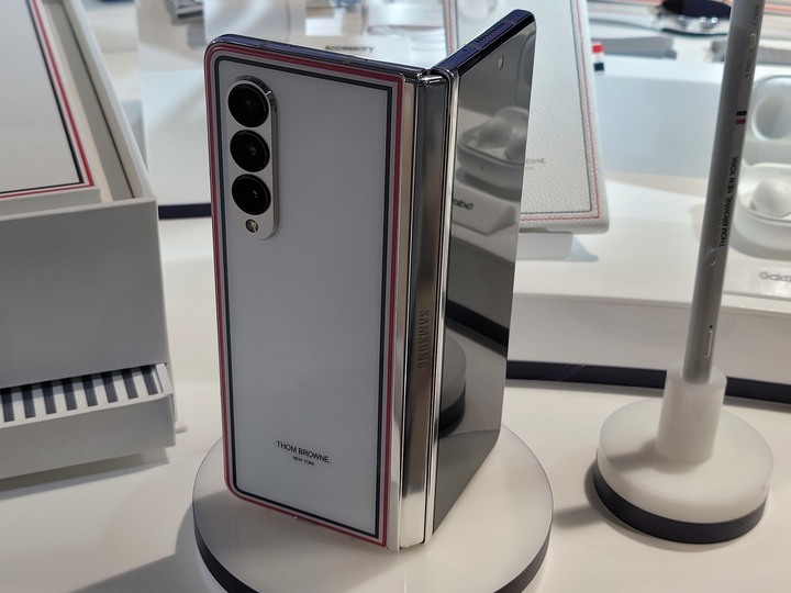三星Z Fold3、Z Flip3 Thom Browne限量版 展示實機分享