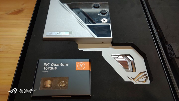 ROG & EKWB信仰電腦自組升級分享。