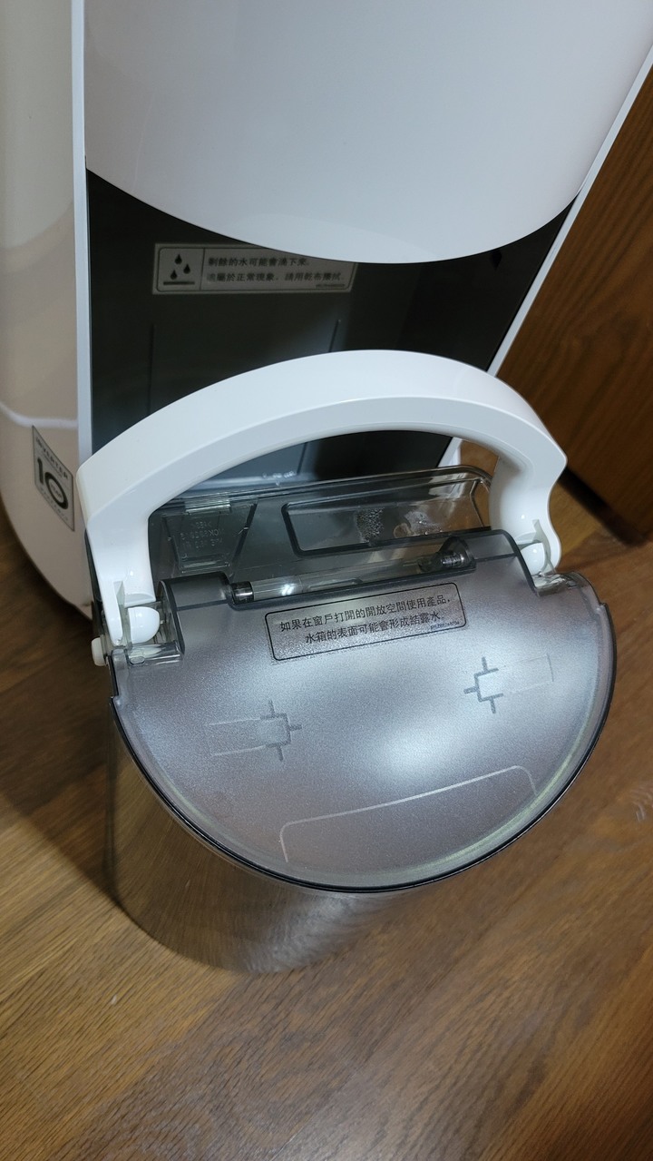 LG 18L變頻除濕機 V.S 淡水反潮木地板房間
