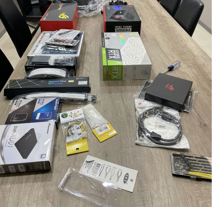 第一次組裝裝電腦失敗..現在換朋友幫忙組…進入測試階段