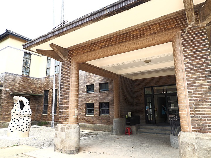 新竹市玻璃工藝博物館|原新竹州自治會館 — 在日本皇族行館中欣賞玻璃工藝品,順道在玻璃工坊中欣賞玻璃藝師即時創作