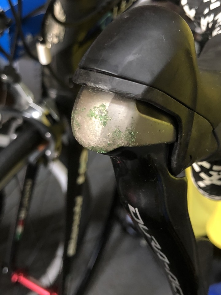 請問一下公路車手煞把上的綠色銹物是銅銹嗎？⋯要使用什麼東西清除比較好？