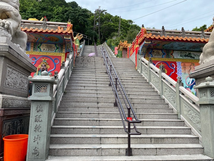 新北中和｜南勢角山．一小時內登頂的小百岳，下山到烘爐地朝聖參拜