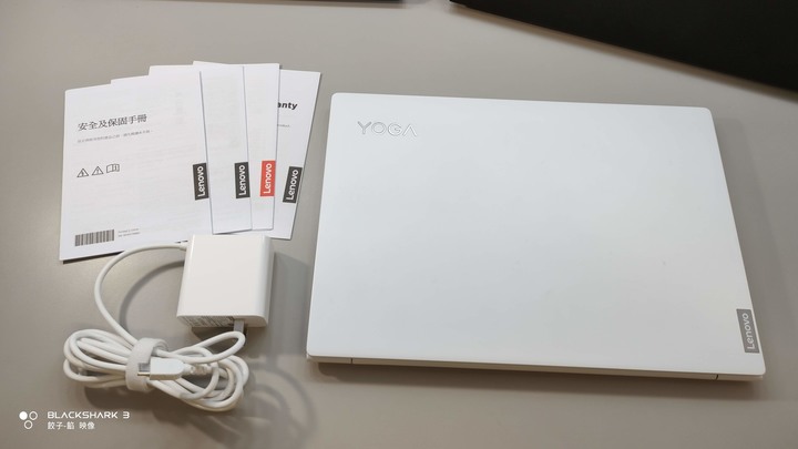 [ 開箱體驗 - 輕、薄、美 ] Yoga Slim 7i Carbon（13 吋）不到1公斤的 輕薄美 筆電