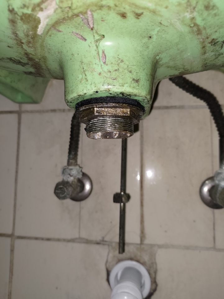 洗手台落水頭下水器螺母生鏽~求救