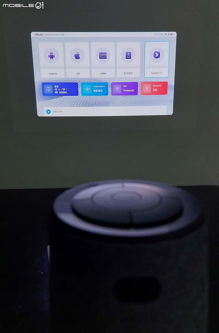 點我看大圖 ASUS Zenbeam Latte L1 , 巴掌般輕巧的無線藍芽行動投影機