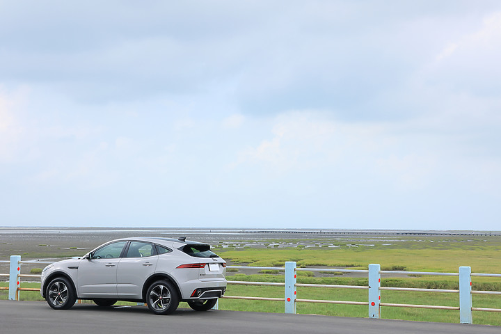 (映像旅行) 雨中優雅漫步in台中 feat. Jaguar E-Pace & Canon EOS R6