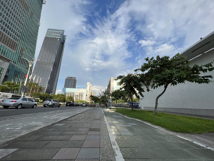 通訊行iphone13 pro天峰藍取貨啦！開箱＋實拍～～