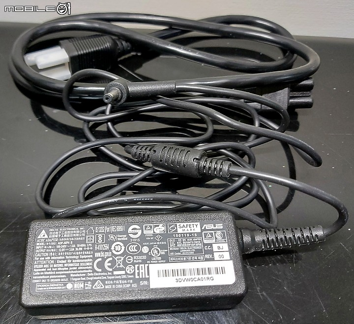 點我看大圖 ASUS Zenbeam Latte L1 , 巴掌般輕巧的無線藍芽行動投影機