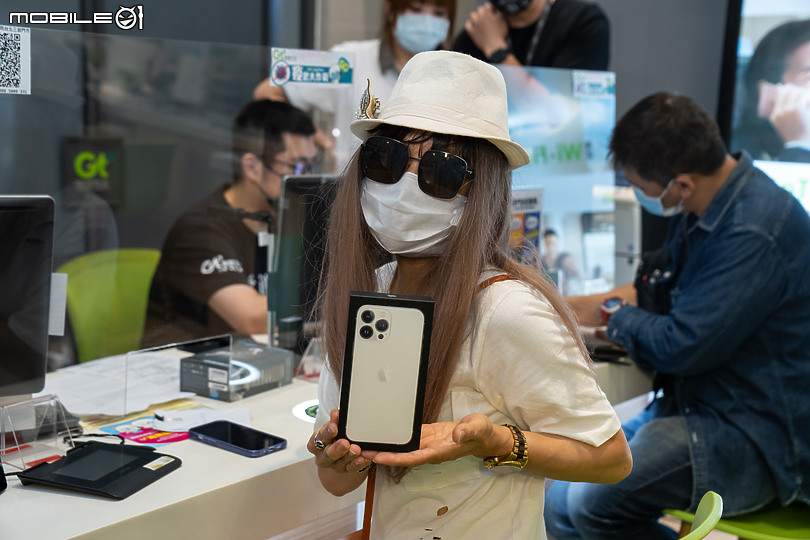 三創亞太 iPhone 13 首賣記者會 頭香、排隊民眾通通有獎！