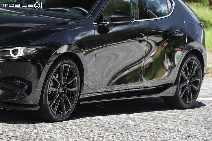Mazda 3 五門型動旗艦進化版試駕|多一分帥氣的「原廠改」,加量不加價!