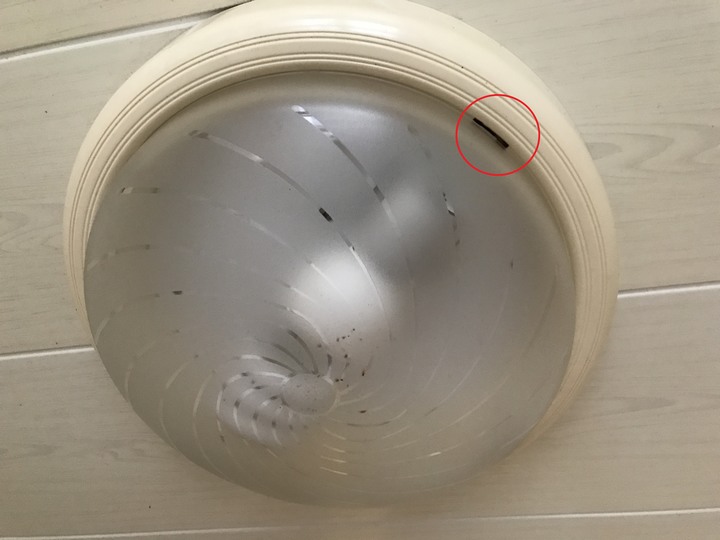 請問這種浴室吸頂燈要如何拆燈罩