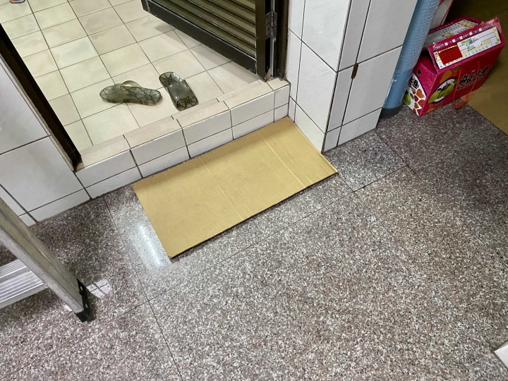廚房地墊防水還是吸水好？有穿鞋