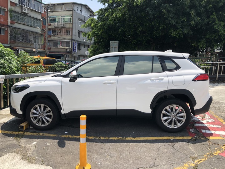 一個人租Corolla cross開到淡水