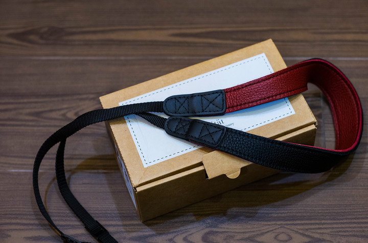 [開箱] EDDYCAM 麋鹿皮革背帶 35mm 黑紅