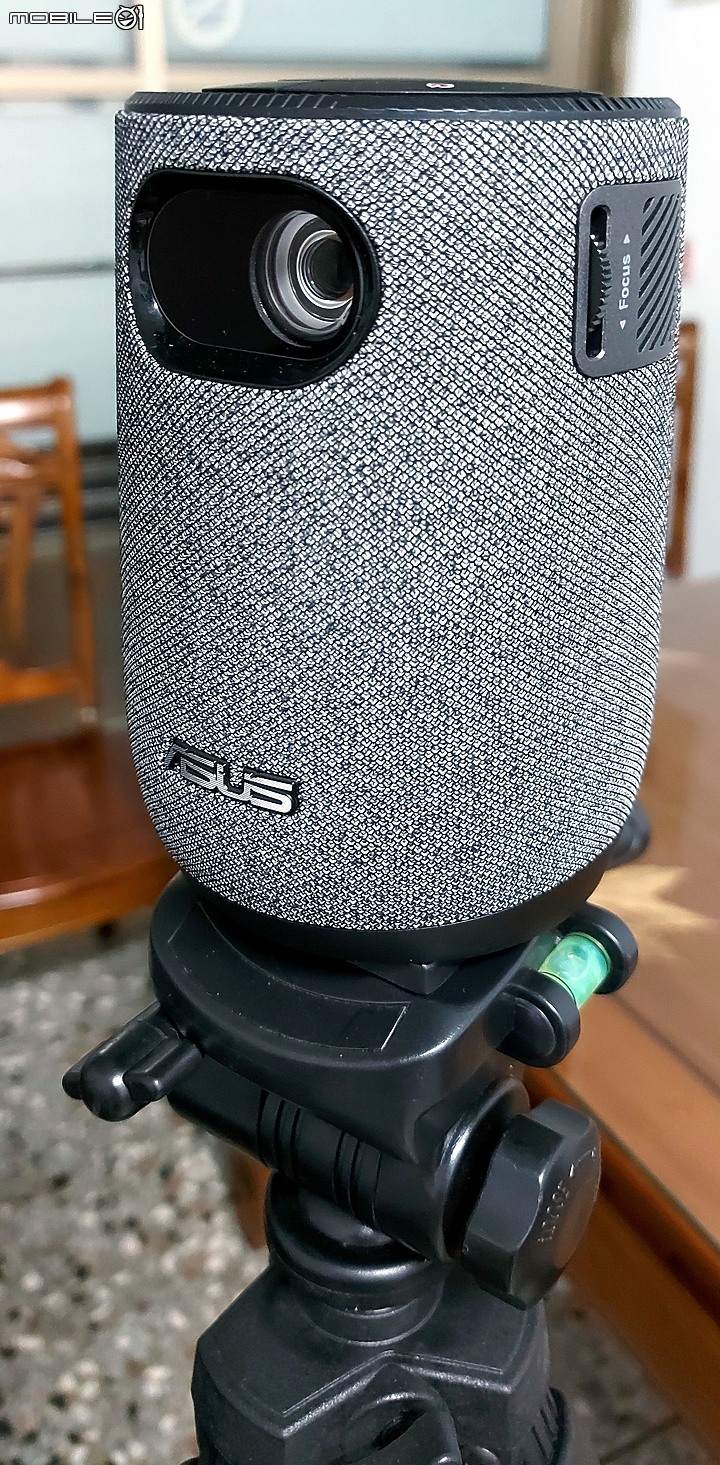點我看大圖 ASUS Zenbeam Latte L1 , 巴掌般輕巧的無線藍芽行動投影機