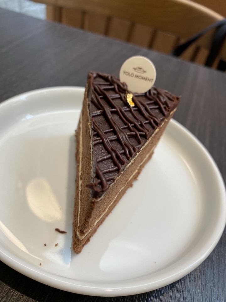 Yolo Moment新美式舒食.烘焙坊COFFEE&CAKES