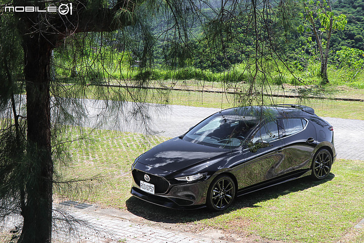 Mazda 3 五門型動旗艦進化版試駕|多一分帥氣的「原廠改」,加量不加價!