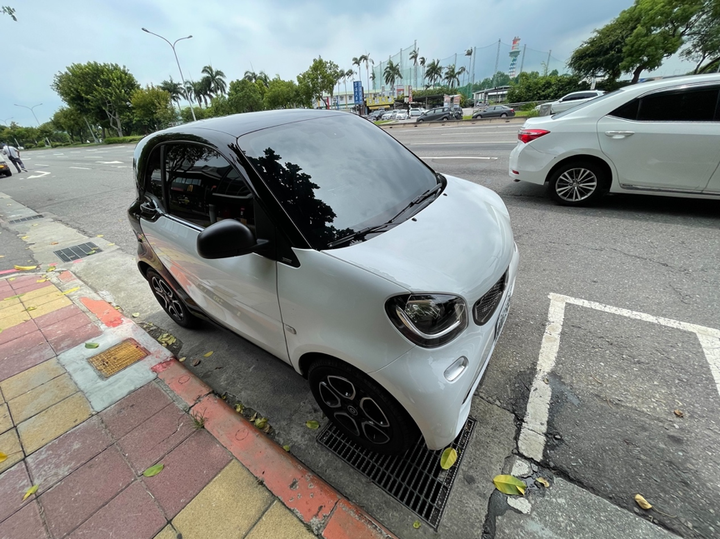 Smart牽沒多久就爆前檔,重貼格菱威隔熱紙施工分享