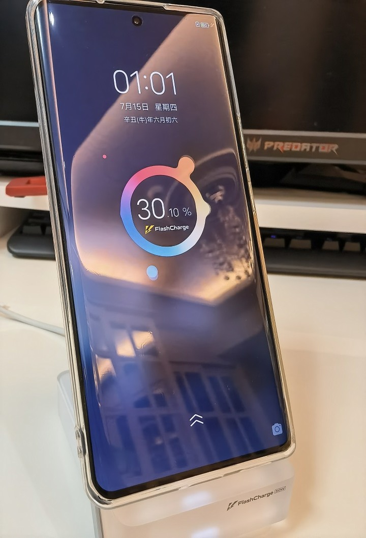[開箱分享] VIVO 年度影像旗艦 X70 Pro+ 至黑版開箱 + 首款50w立式無線閃充充電器 (圖多)
