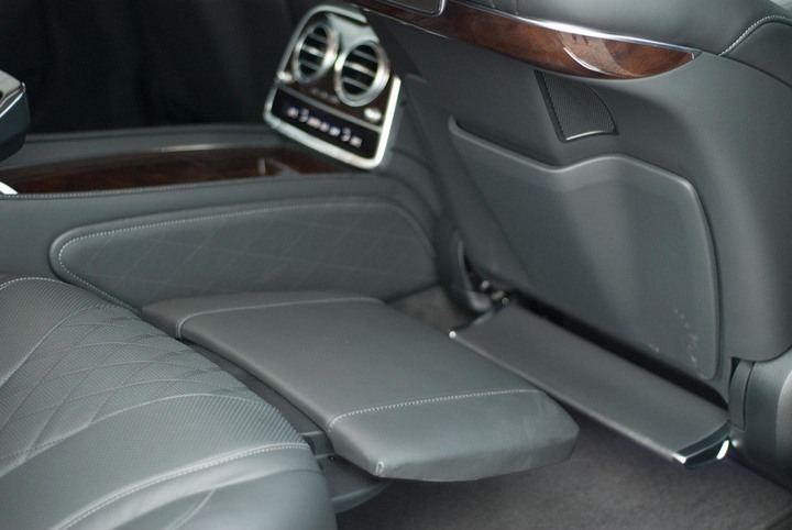 請教S350/450駕駛座後方可以安裝伸展型座椅嗎？更新 V class缺車 改成買 E300 + Alphard