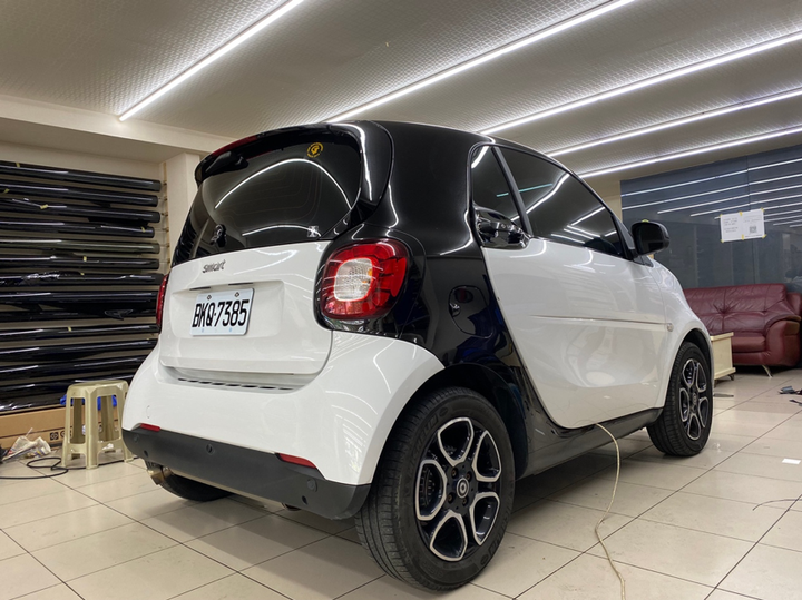 Smart牽沒多久就爆前檔,重貼格菱威隔熱紙施工分享