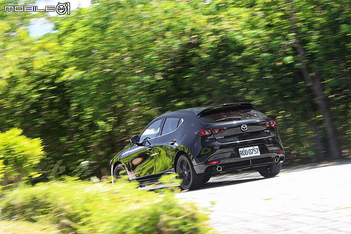 Mazda 3 五門型動旗艦進化版試駕|多一分帥氣的「原廠改」,加量不加價!