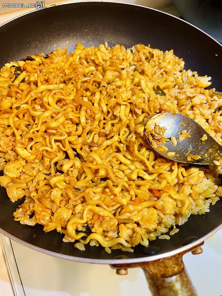 零失敗!「韓式泡麵炒飯」5分鐘上桌~ 什麼飯都可以!料理食譜分享