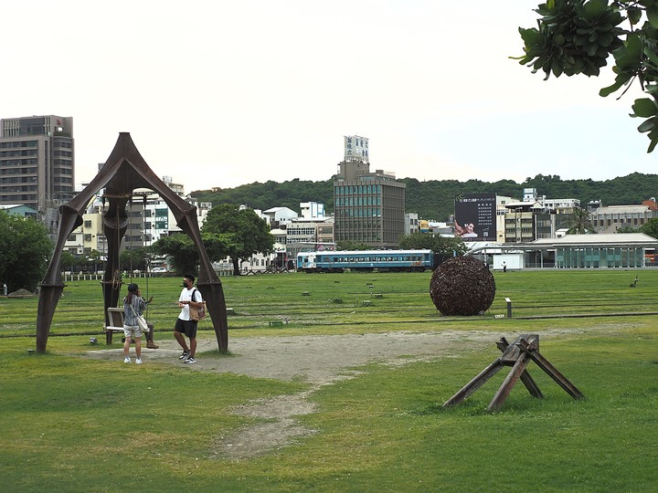 哈瑪星鐵道文化園區,外掛哈瑪星貿易商大樓、舊三和銀行、山形屋、駁二藝文特區與大港橋 — 高雄港濱散策之一