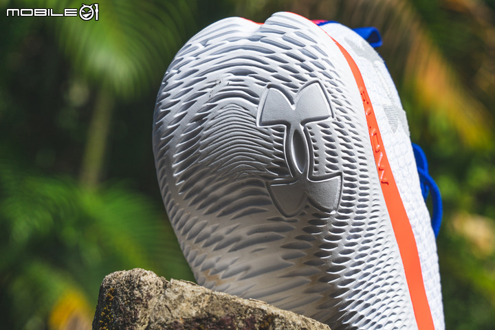 UA Flow Velociti SE開箱分享 捨棄外底橡膠的「中大底科技」!
