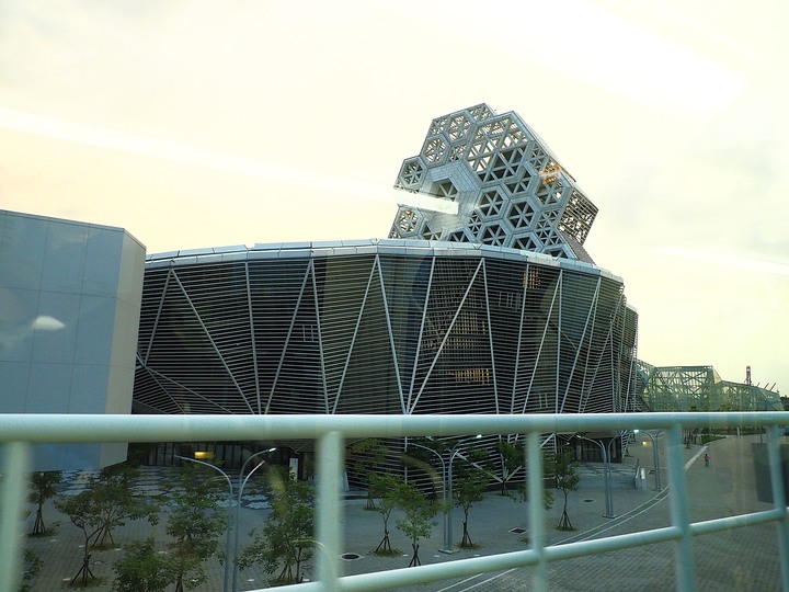 哈瑪星鐵道文化園區,外掛哈瑪星貿易商大樓、舊三和銀行、山形屋、駁二藝文特區與大港橋 — 高雄港濱散策之一
