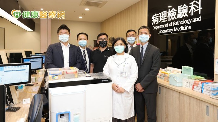 點我看大圖 新光醫院AI智能化實驗室啟用全程檢體零接觸