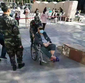 曾被抄出金毛澤東像，中國最狂軍老虎遮眼戴銬就醫