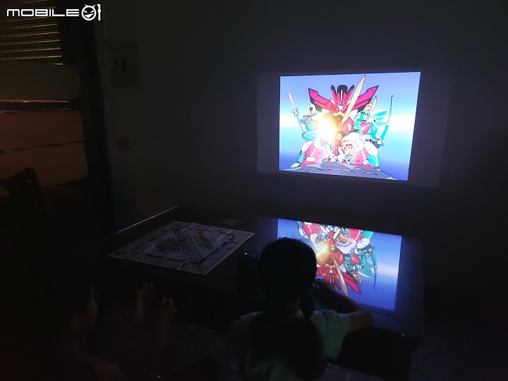 點我看大圖 ASUS Zenbeam Latte L1 , 巴掌般輕巧的無線藍芽行動投影機
