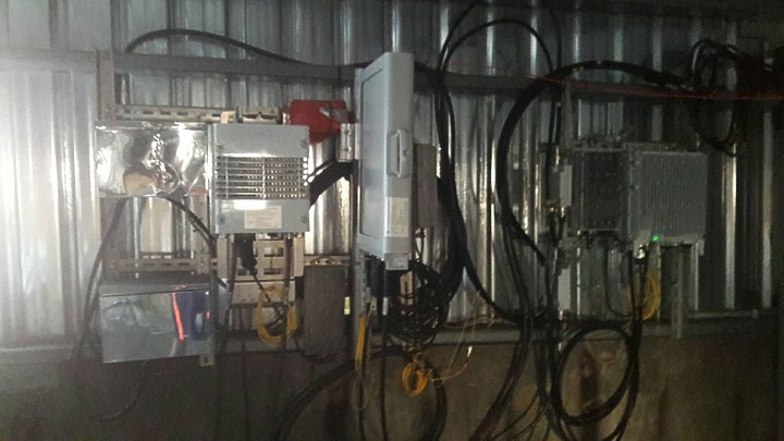 親戚家頂樓借業者當小站基地台，最近業者又新增機器，有人知道新增什麼嗎