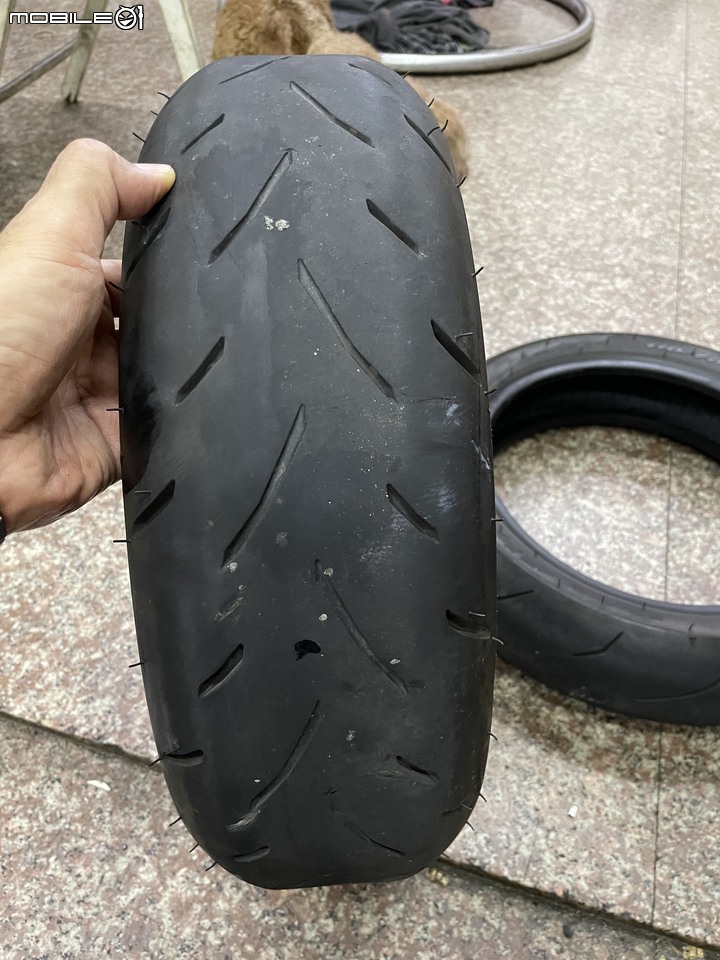 點我看大圖 雷霆180更換倍耐力輪胎