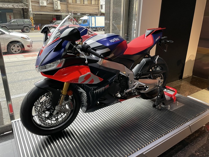 Aprilia 全新大改款 RSV4 賞車|配備精益求精 公升級仿賽王者