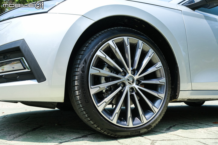 Škoda Octavia Combi 2.0TSI 4x4 金門試駕|品牌一哥現身秀實力,十項全能難以挑剔!