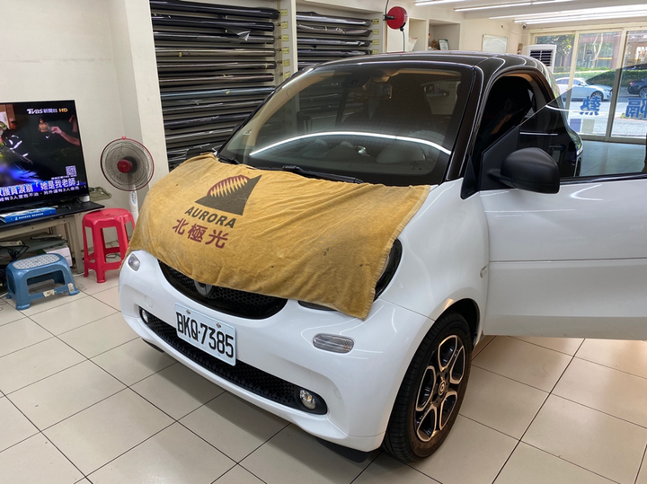 Smart牽沒多久就爆前檔,重貼格菱威隔熱紙施工分享