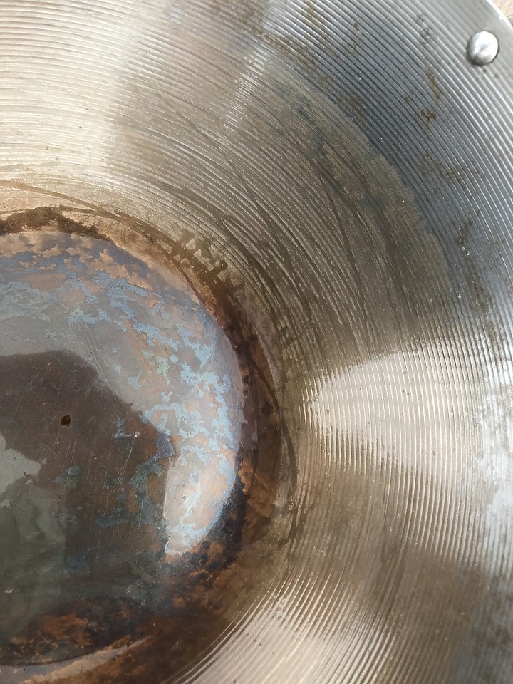請教這個碳鋼鍋是否可以安全使用了?
