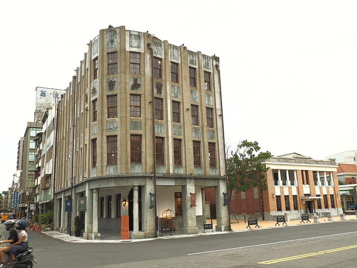 哈瑪星鐵道文化園區,外掛哈瑪星貿易商大樓、舊三和銀行、山形屋、駁二藝文特區與大港橋 — 高雄港濱散策之一