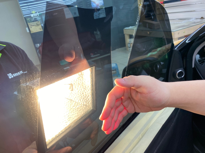 Smart牽沒多久就爆前檔,重貼格菱威隔熱紙施工分享