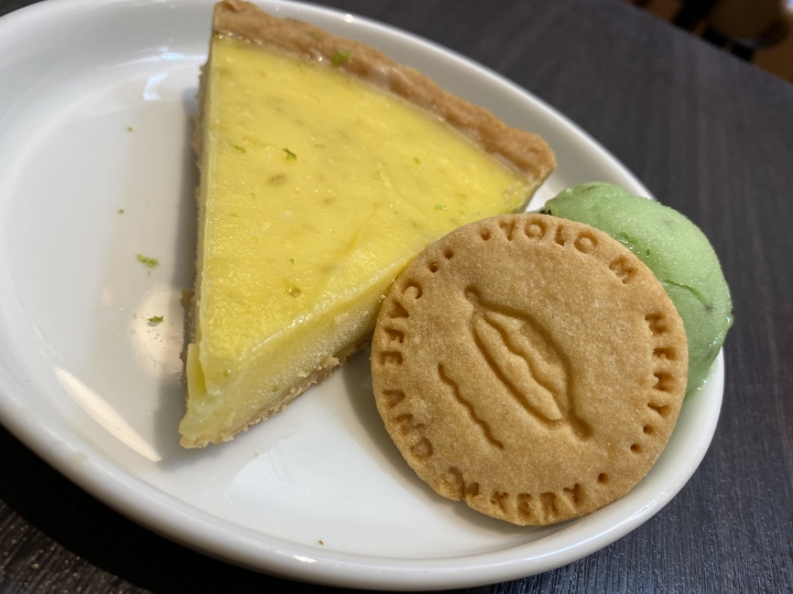 Yolo Moment新美式舒食.烘焙坊COFFEE&CAKES