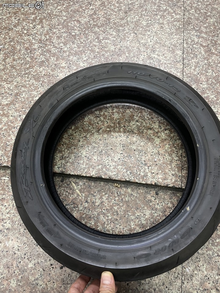 點我看大圖 雷霆180更換倍耐力輪胎