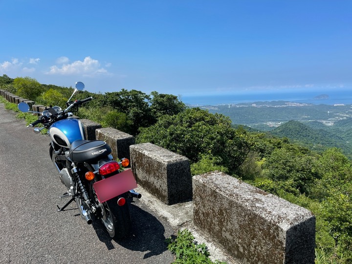 小女子騎著凱旋T100上五分山避暑