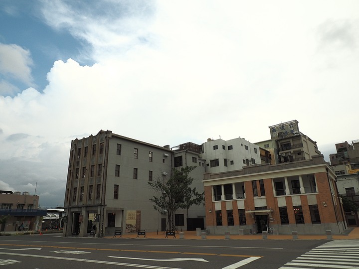 哈瑪星鐵道文化園區,外掛哈瑪星貿易商大樓、舊三和銀行、山形屋、駁二藝文特區與大港橋 — 高雄港濱散策之一