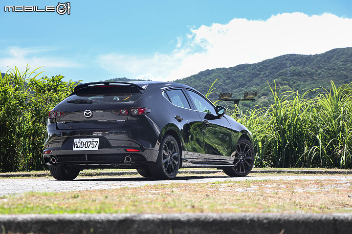 Mazda 3 五門型動旗艦進化版試駕|多一分帥氣的「原廠改」,加量不加價!