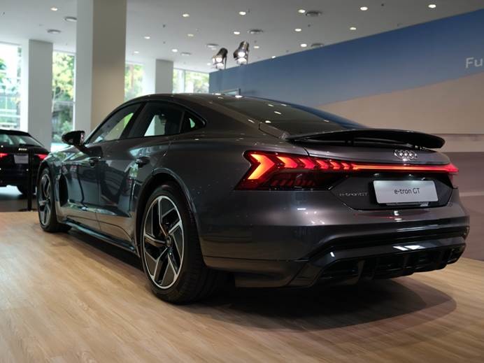 [圖多] 期待已久的e-tron GT展間活動