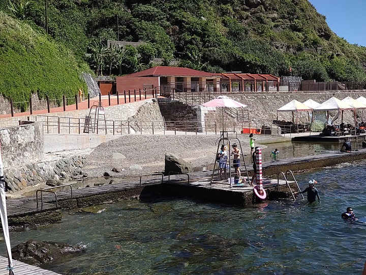 貢寮 龍洞灣海洋公園 — 除了和平島公園外，另一處在COVID-19疫情下可下海游泳的好地方